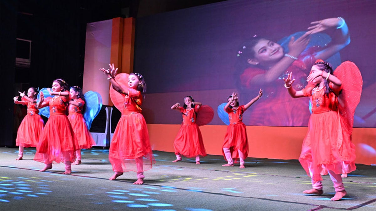 আন্তর্জাতিক ও জাতীয় কন্যাশিশু দিবসের অনুষ্ঠানে মেয়েদের পরিবেশনা। ছবি: পিআইডি