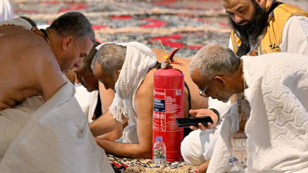 Pilgrims-collect-pebbles-in-Muzdalifah-late-Tuesday-for-the-ritual-of-stoning-Jamrat-Al-Aqaba-27-05-2026