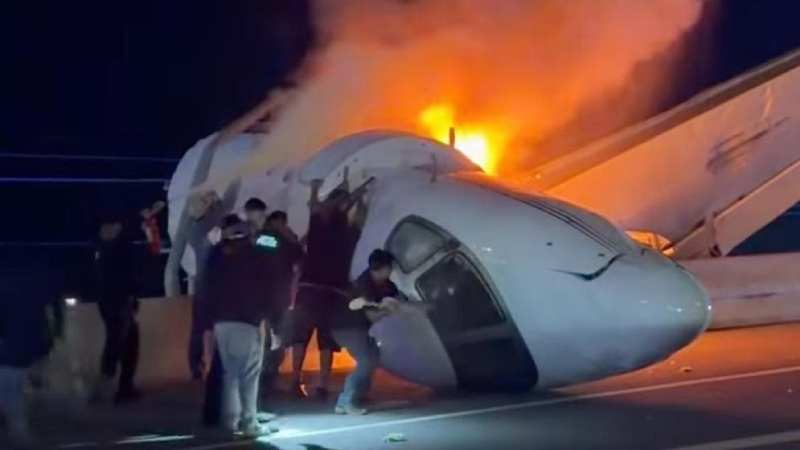 Plane crashes on Texas highway, 1 dead, 5 injured