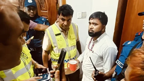 বাসায় তালা দেওয়া থাকায় পুলিশ তা ভেঙে ভেতরে প্রবেশ করে। ছবি: সংগৃহীত
