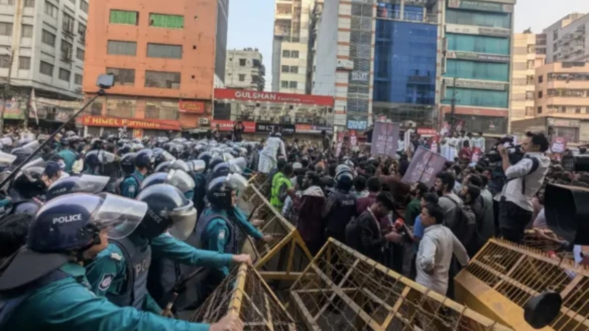 বুধবার ঢাকায় ভারতীয় দূতাবাস অভিমুখে মিছিলকারীদের ঠেকিয়ে দিচ্ছে পুলিশ। ছবি: সংগৃহীত