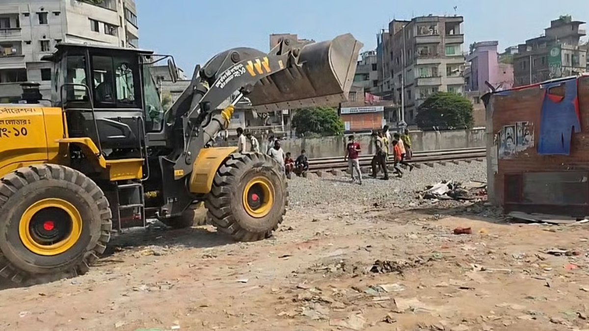 গেন্ডারিয়ার ঘুণ্টিঘরে মাদকের আড্ডার অবৈধ স্থাপনা উচ্ছেদ করছে পুলিশ