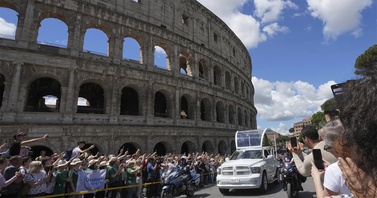 Pope-Francis-Coffin-Carried-In-Fron-Of-Collosium-26-04-2025