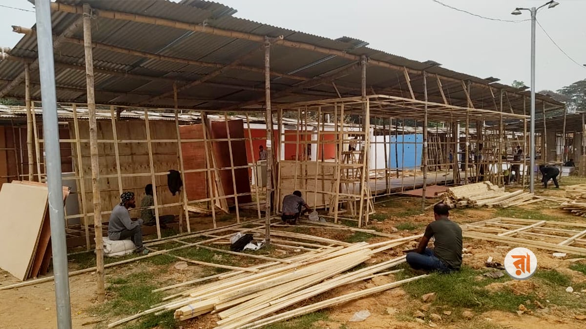 সোহরাওয়ার্দী উদ্যান প্রাঙ্গণে বইমেলার স্টল নির্মাণে ব্যস্ত সময় পার করছেন শ্রমিকরা। ছবি: রাজনীতি ডটকম
