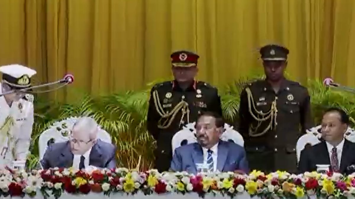 শপথনামায় সই করলেন রাষ্ট্রপতি