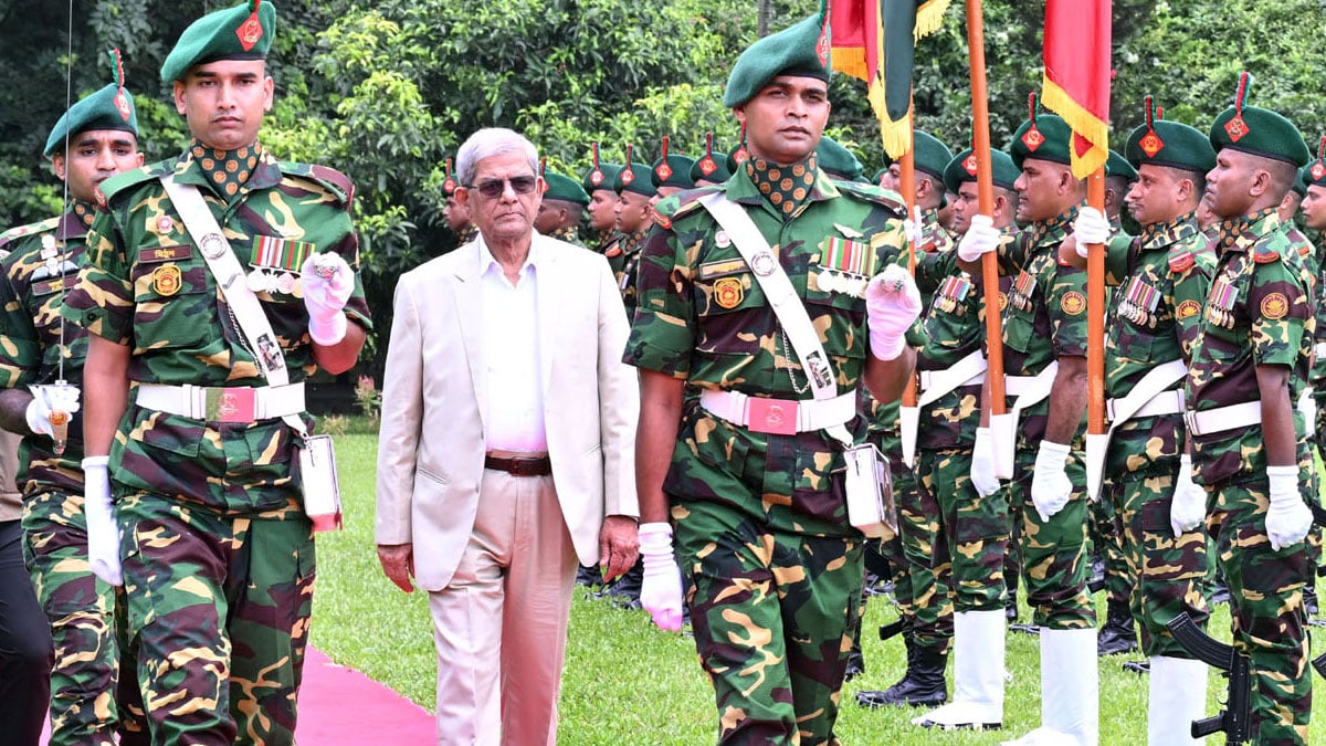 রোববার বঙ্গভবনে পৌঁছালে রাষ্ট্রপতিকে গার্ড অব অনার দেয় সেনাবাহিনীর একটি চৌকস দল। ছবি: পিআইডি