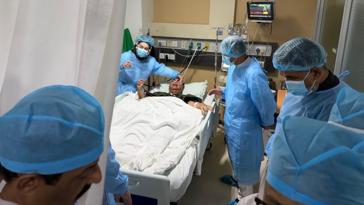 Prime-Minister-visits-Mirza-Abbas-at-hospital