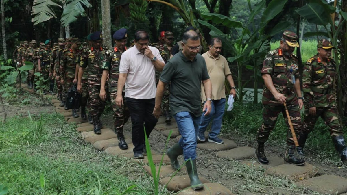 বিস্তীর্ণ জঙ্গল জুড়ে সেনাসদস্যদের বিভিন্ন প্রশিক্ষণ কার্যক্রম পরিদর্শন করেন প্রধানমন্ত্রী। ছবি: পিএমও