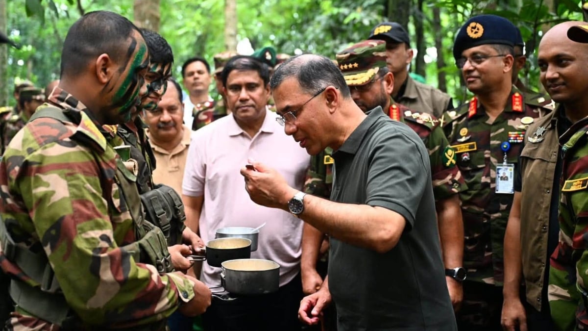 যুদ্ধক্ষেত্রের পরিবেশে সেনাসদস্যদের জন্য তাৎক্ষণিকভাবে প্রস্তুত করা খাবার গ্রহণ করেন প্রধানমন্ত্রী। ছবি: পিএমও