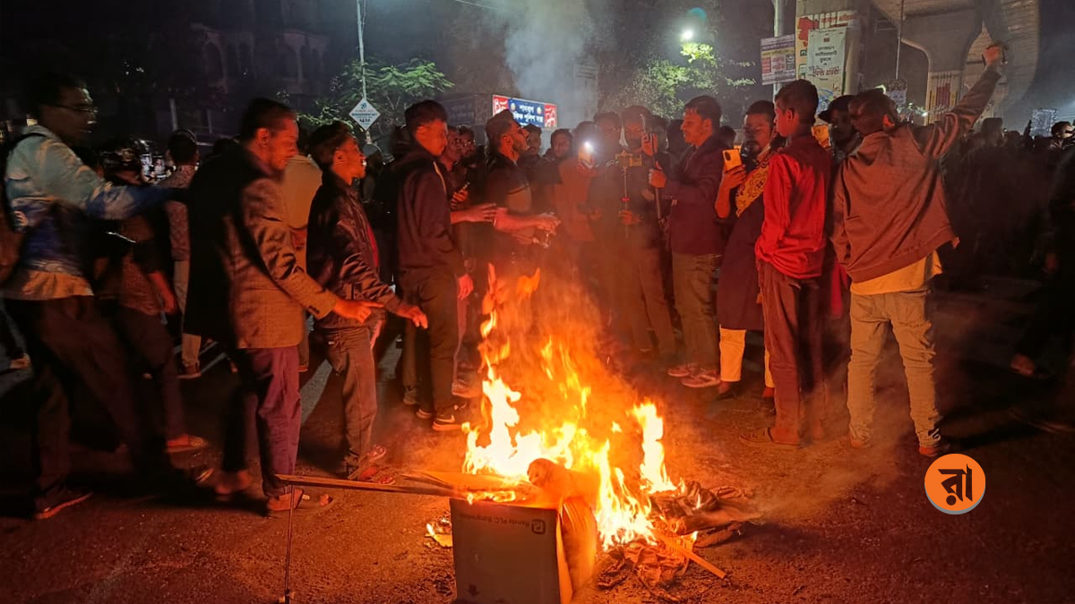 ওসমান হাদির মৃত্যুর খবরে বৃহস্পতিবার রাতে শাহবাগ মোড় অবরোধ করে বিক্ষোভ করেছে ছাত্র-জনতা। ছবি: রাজনীতি ডটকম