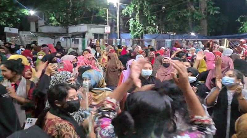 ৩ ছাত্রী বহিষ্কারের জেরে তিতুমীর কলেজে বিক্ষোভ, রাজনীতি নিষিদ্ধের দাবি