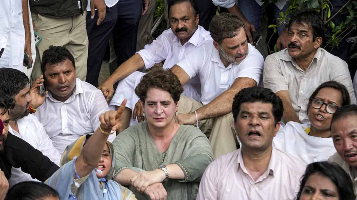 Rahul-And-Priyanka-Gandhi-In-Front-Of-PM-House-21-07-2026