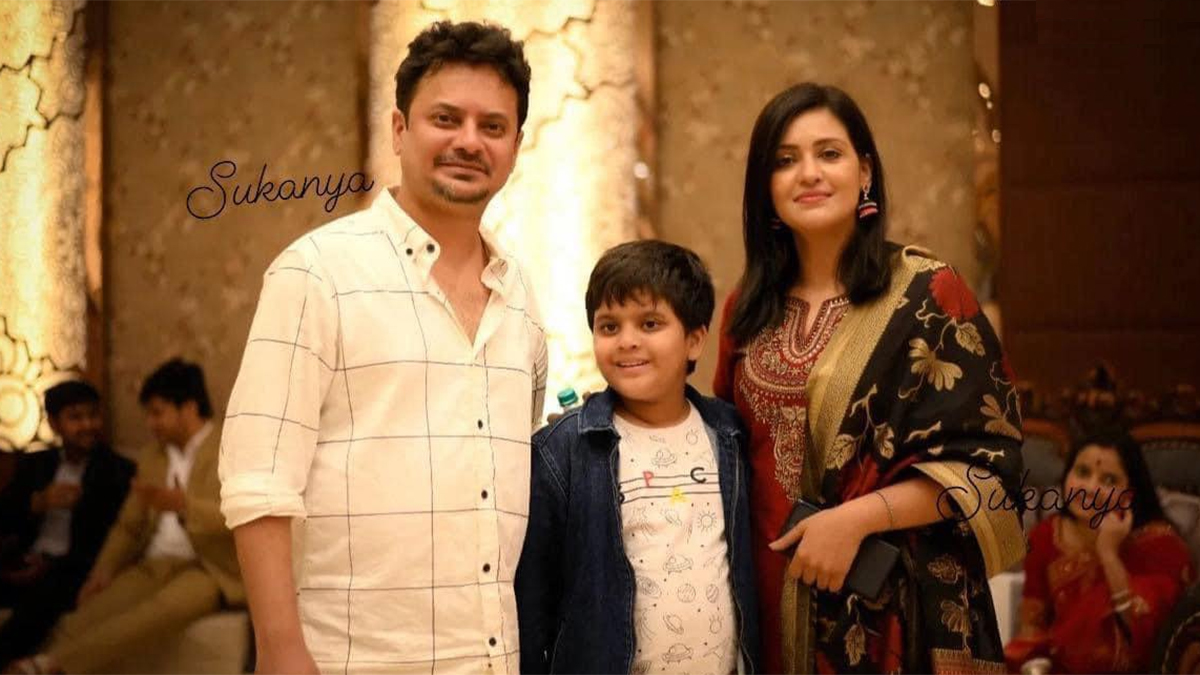 স্ত্রী-সন্তানের সঙ্গে রাহুল। ছবি: ফেসবুক থেকে