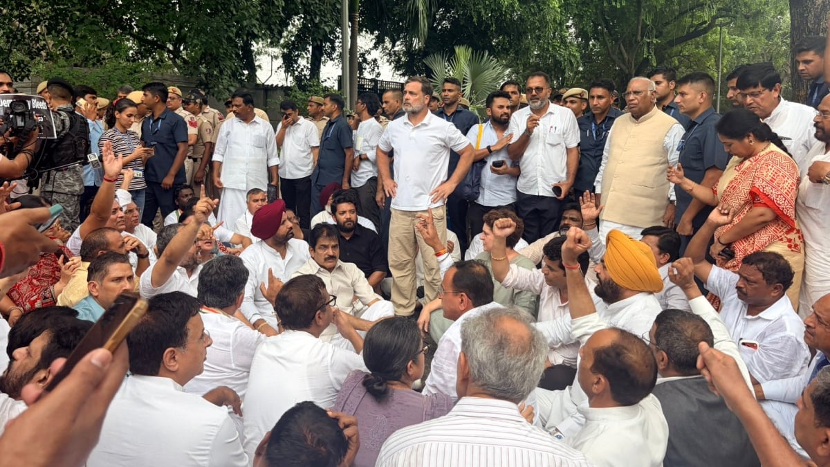 Rahul Gandhi, Priyanka on sit-in outside PM’s home over Delhi crackdown