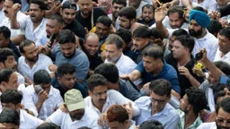 পুলিশের বাধায় সুপ্রিম কোর্ট পৌঁছাতে পারলেন না রাহুল-প্রিয়াঙ্কারা