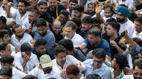 দিল্লির কনস্টিটিউশন ক্লাব থেকে বাসে করে যাত্রা শুরু করেন কংগ্রেস নেতা রাহুল গান্ধী, মল্লিকার্জুন খাড়গে, প্রিয়াঙ্কা গান্ধী, নেহা বোরাসহ বিরোধী নেতারা। ছবি: রয়টার্স