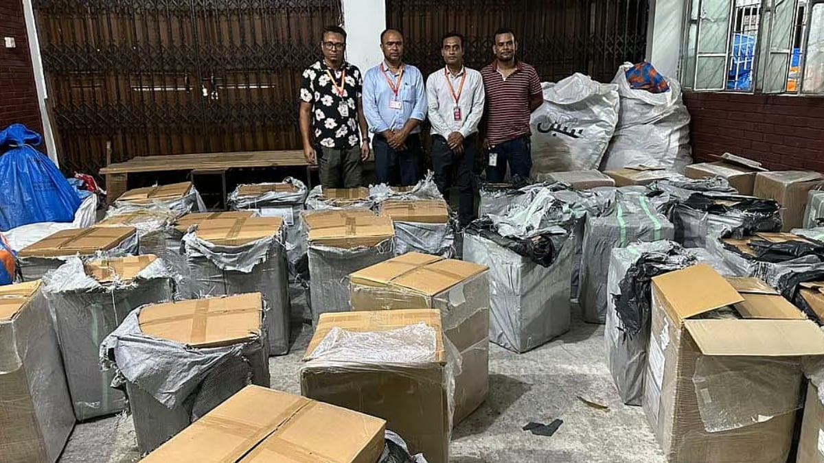 ঢাকা ও চট্টগ্রাম বিমানবন্দরে অভিযান, ৩ কোটি টাকার সোনা-মদ জব্দ