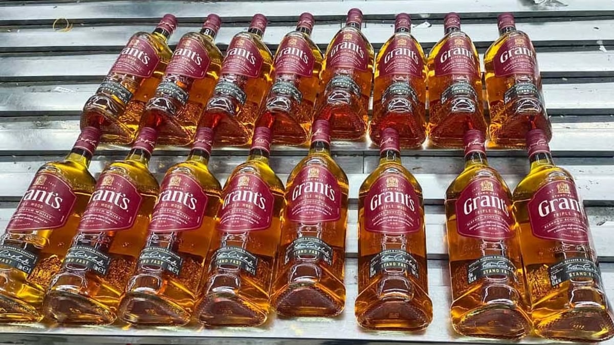 Raids at Dhaka and Chattogram Airports, Gold and Liquor Worth Tk 3 Crore Seized (2)