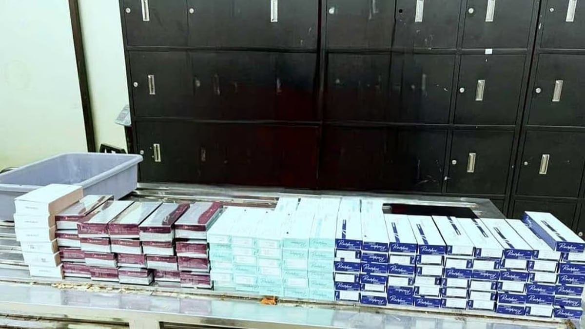 Raids at Dhaka and Chattogram Airports, Gold and Liquor Worth Tk 3 Crore Seized (3)