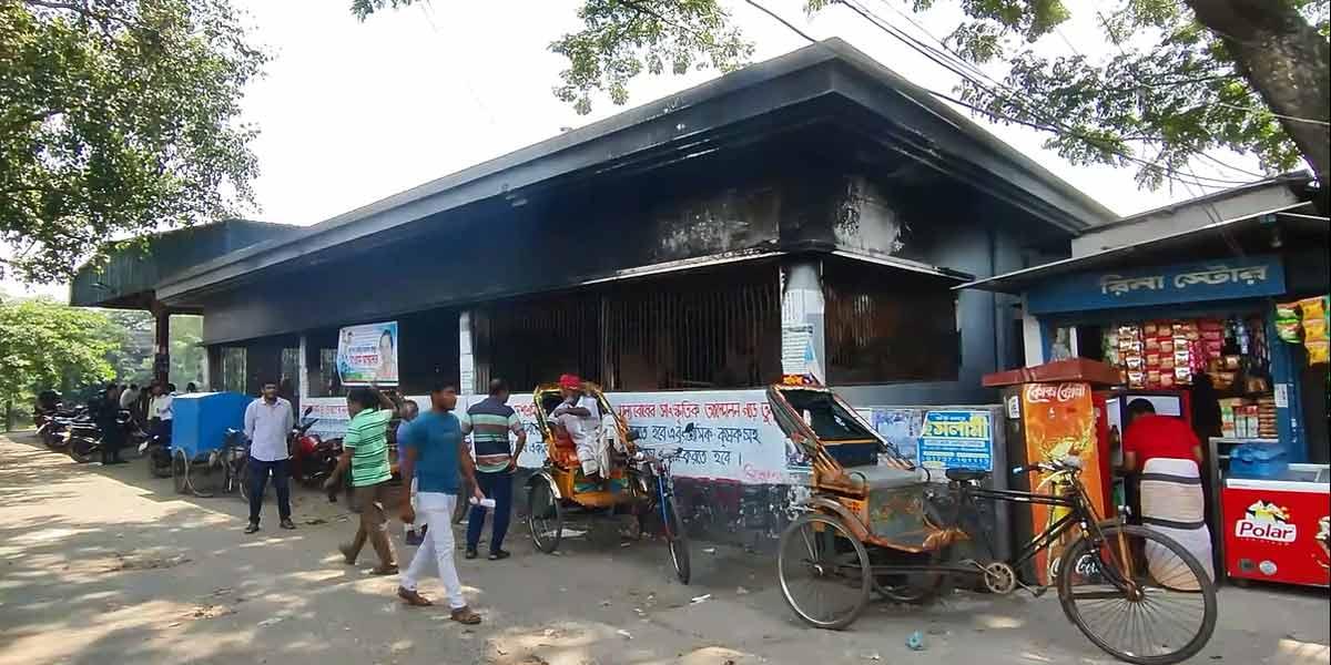 গত ৪ আগস্ট বৈষম্যবিরোধী ছাত্র আন্দোলনের সময় সিরাজগঞ্জ শহরের বাজার রেলওয়ে স্টেশনে ভাঙচুর ও অগ্নিসংযোগের ঘটনা ঘটে। তারপর থেকে স্টেশনটি আর চালু হয়নি।