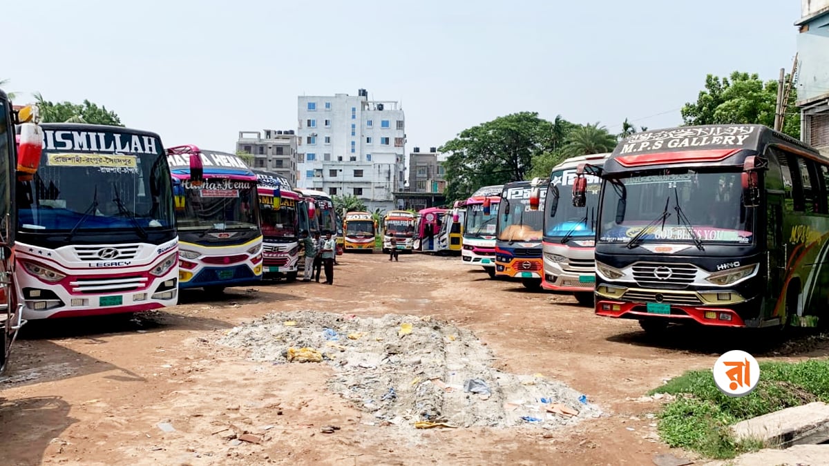 সোমবার সকাল থেকেই দূরপাল্লার কোনো বাস ছেড়ে যায়নি রাজশাহী টার্মিনাল থেকে। ছবি: রাজনীতি ডটকম