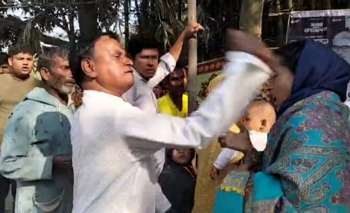 রাজশাহী-৩: কেন্দ্রের সামনে নারী স্বতন্ত্র প্রার্থীকে চড়-থাপ্পড়ের অভিযোগ