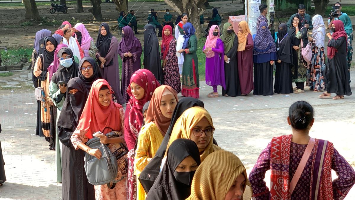 মেয়েদের ভোটকেন্দ্রে উপচে পড়া ভিড়