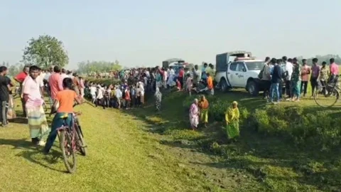 রংপুরের গঙ্গাচড়ায় গণপিটুনিতে নিহত দুজনকে দেখতে রোববার সকালে মানুষের ভিড়। ছবি: সংগৃহীত