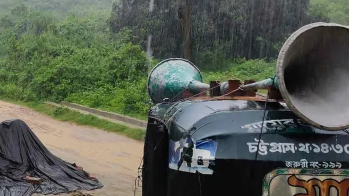 টানা বৃষ্টিতে চট্টগ্রামে পাহাড়ধসের শঙ্কা, আশ্রয়কেন্দ্রে যেতে মাইকিং