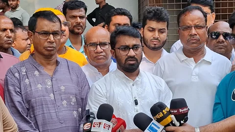 বৃহস্পতিবার ঝিনাইদহে শারদীয় দুর্গোৎসব উদযাপনের প্রস্তুতি সভা শেষে সাংবাদিকদের সঙ্গে কথা বলেন রাশেদ খাঁন। ছবি: সংগৃহীত