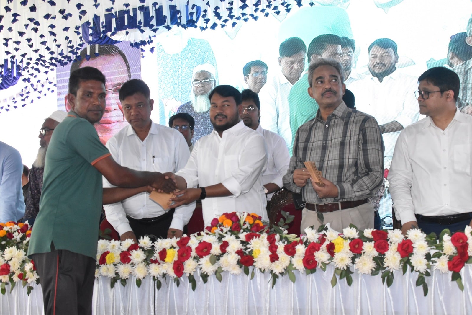 প্রধানমন্ত্রীর ঈদ উপহার পেলেন রাসিকের সহস্রাধিক পরিচ্ছন্নতা কর্মী