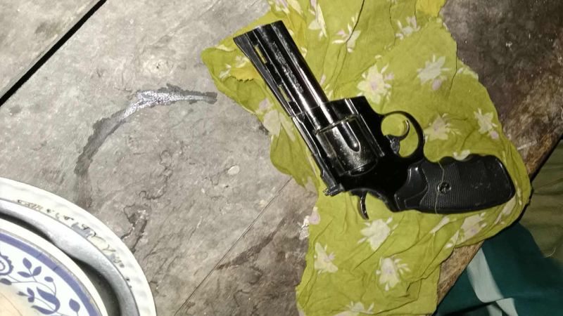 রিভলবার সদৃশ বস্তু জব্দ, অভিযোগ না থাকায় কিশোরকে ছেড়ে দিল পুলিশ