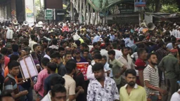 প্রেস ক্লাবের সামনে অটোরিকশা চালকদের অবরোধ, হয়রানি বন্ধের দাবি