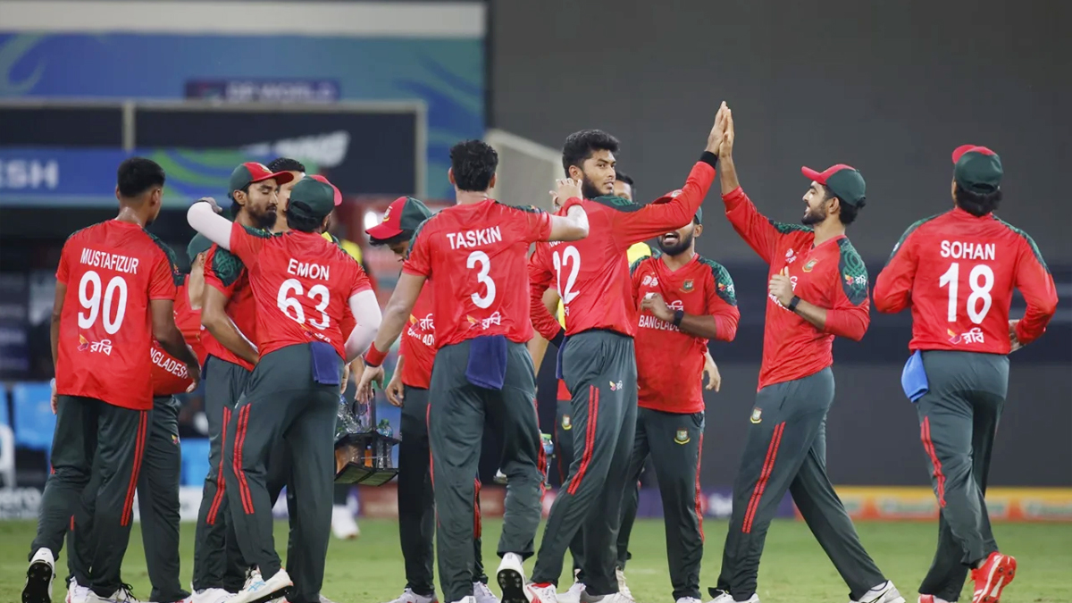 পাওয়ারপ্লেতে মাত্র ২৭, অর্ধেক ইনিংস শেষে পাকিস্তান ৪৬/৪