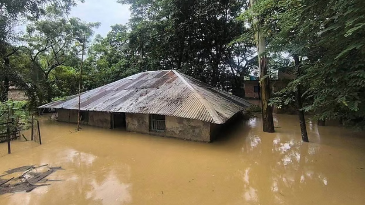 চট্টগ্রামের সাতকানিয়া, লোহাগাড়া, চন্দনাইশ, বাঁশখালী উপজেলার অসংখ্য গ্রাম বন্যার পানিতে তলিয়ে গেছে। ছবি: সংগৃহীত