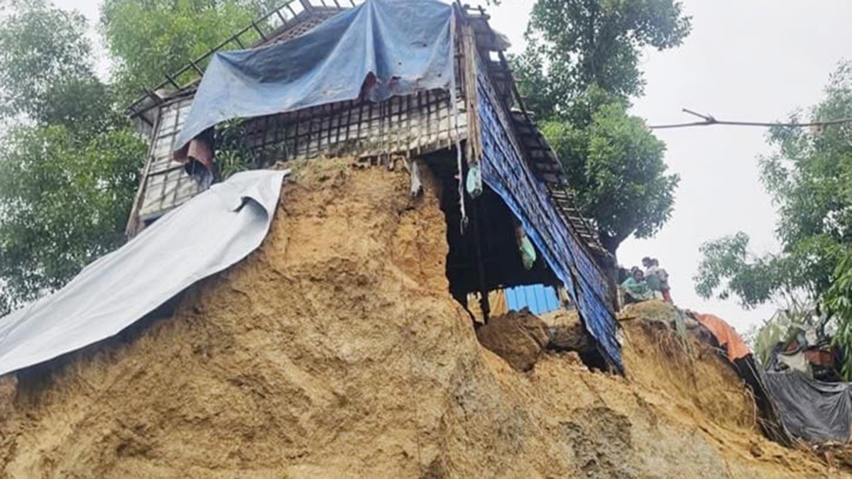 বর্ষা এলেই পাহাড়ধসের ঘটনা ঘটছে উখিয়ায়। ছবি: রাজনীতি ডটকম