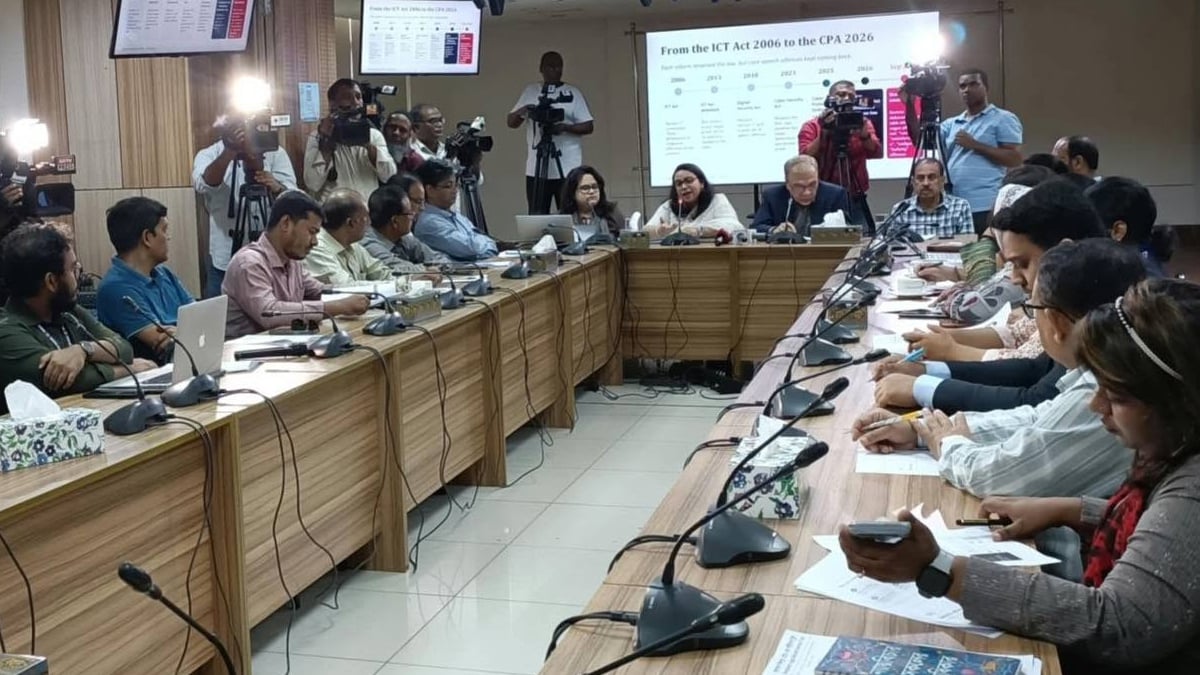 রোববার টিআইবি কার্যালয়ে সাইবার সুরক্ষা আইনের প্রস্তাবিত সংশোধনী নিয়ে আয়োজিত গোলটেবিল বৈঠকে অংশগ্রহণকারীদের একাংশ। ছবি: ব্লাস্ট