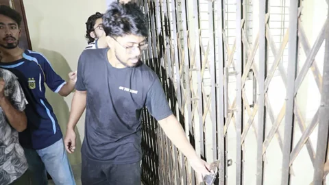 চুয়েটে নতুন উপাচার্যকে ভবনে আটকে বাইরে থেকে তালা