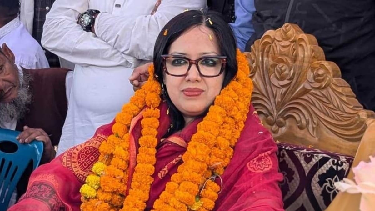 হাঁস নিয়ে হাসলেন বিএনপি থেকে বহিষ্কৃত রুমিন