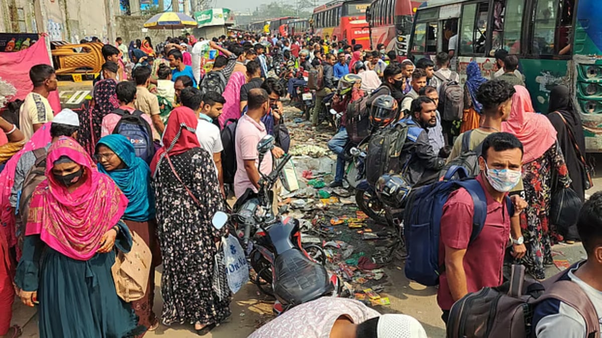 ঢাকা-টাঙ্গাইল মহাসড়কে ঘরমুখো মানুষের ভিড়। ছবি: সংগৃহীত