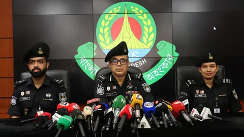 বুধবার রাজধানীর কারওয়ান বাজারে সংবাদ সম্মেলনে এসআরবি-১০ ব্যাটালিয়নের অধিনায়ক মোহা. আসাদুজ্জামান। ছবি: সংগৃহীত