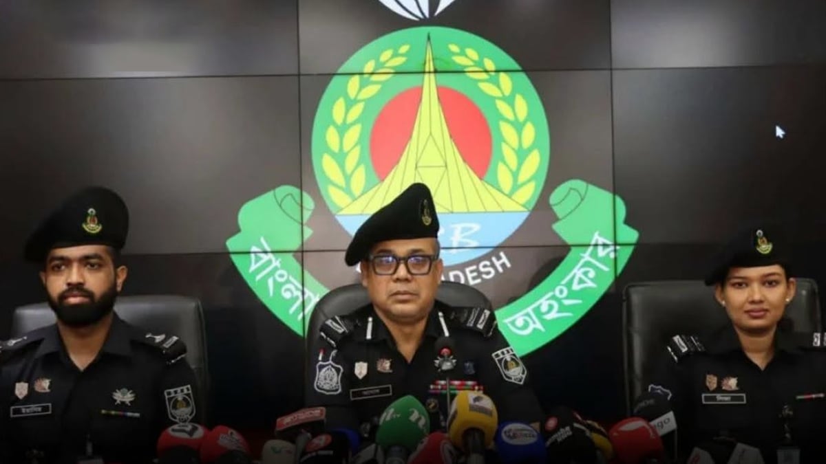 বাংলাদেশ পুলিশের ডিআইজি ও এসআরবির ১০-এর অধিনায়ক মোহাম্মদ আসাদুজ্জামান ইউক্রেন যুদ্ধে বাংলাদেশিদের অংশগ্রহণ করানোর বিষয়ে বুধবা ব্রিফ করেন। ছবি: এসআরবি
