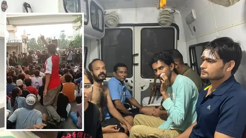 কলকাতায় সত্যজিৎ রায় ফিল্ম অ্যান্ড টেলিভিশন ইনস্টিটিউটে হিন্দুত্ববাদী সংগঠনের সঙ্গে শিক্ষার্থীদের সংঘর্ষে আহত কয়েকজন। ছবি: সংগৃহীত
