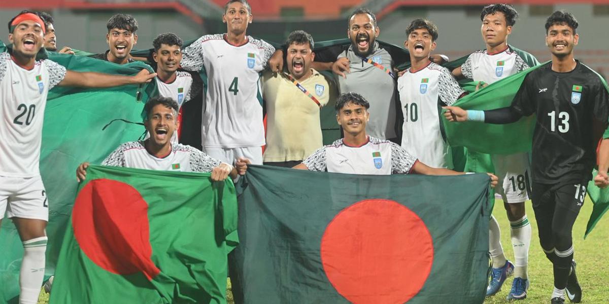 সাফজয়ী যুবাদের জন্য প্রস্তুত ছাদখোলা বাস, হাতিরঝিলে সংবর্ধনা