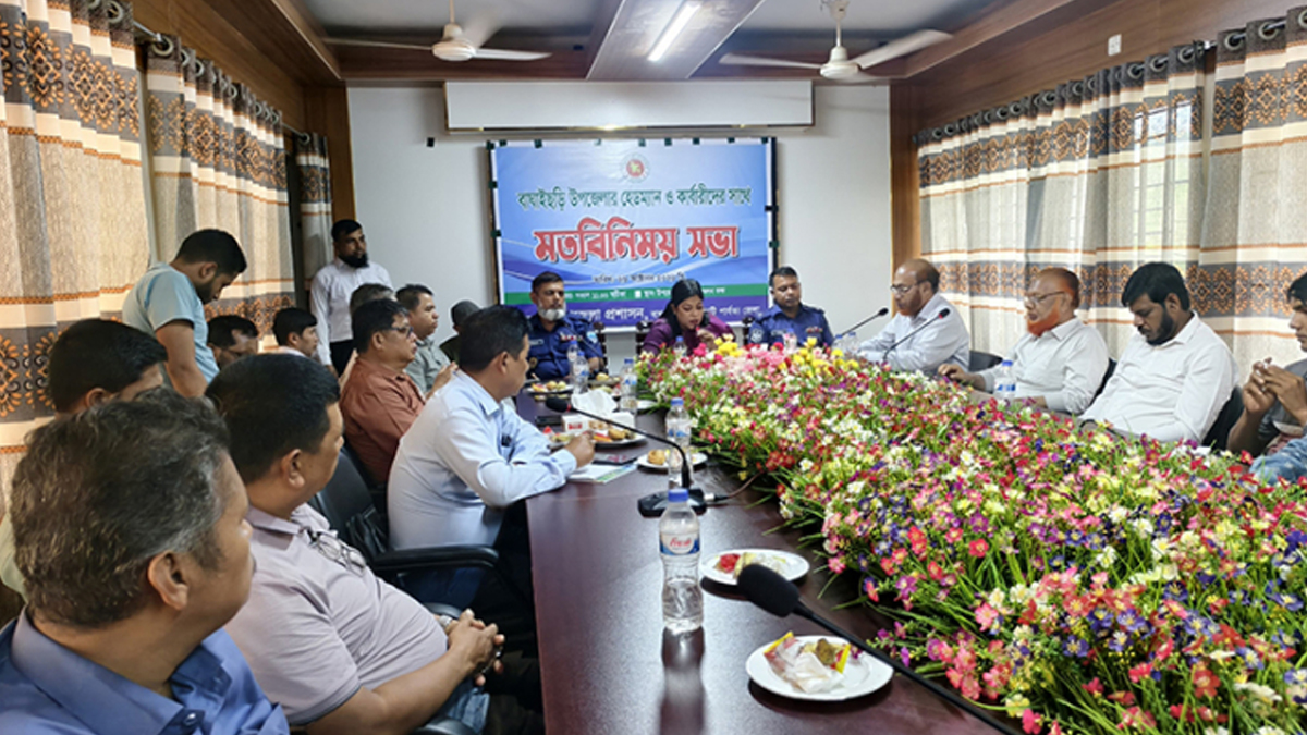 সোমবার সকালে বাঘাইছড়ি উপজেলা পরিষদের সম্মেলন কক্ষে সাজেক ঘিরে সৃষ্ট পরিস্থিতি নিয়ে হেডম্যান ও কারবারিদের সঙ্গে মতবিনিময় করে উপজেলা প্রশাসন। ছবি: সংগৃহীত