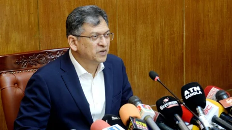 সচিবালয়ে সাংবাদিকদের সঙ্গে আলাপকালে স্বরাষ্ট্রমন্ত্রী। ছবি: সংগৃহীত