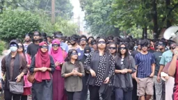সাবেক উপাচার্যকে ফেরাতে চোখে কালো কাপড় বেঁধে চুয়েট শিক্ষার্থীদের মিছিল
