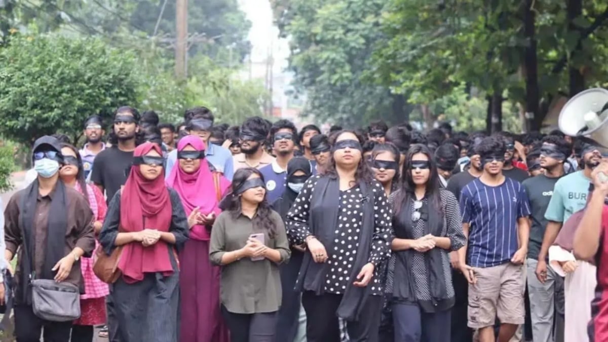 সাবেক উপাচার্যকে ফেরাতে চোখে কালো কাপড় বেঁধে চুয়েট শিক্ষার্থীদের মিছিল
