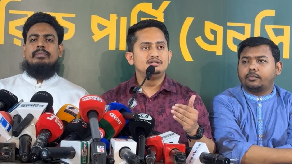 সংবাদ সম্মেলনে বক্তব্য দিচ্ছেন এনসিপির উত্তরাঞ্চলের মুখ্য সংগঠক সারজিস আলম। ছবি: সংগৃহীত