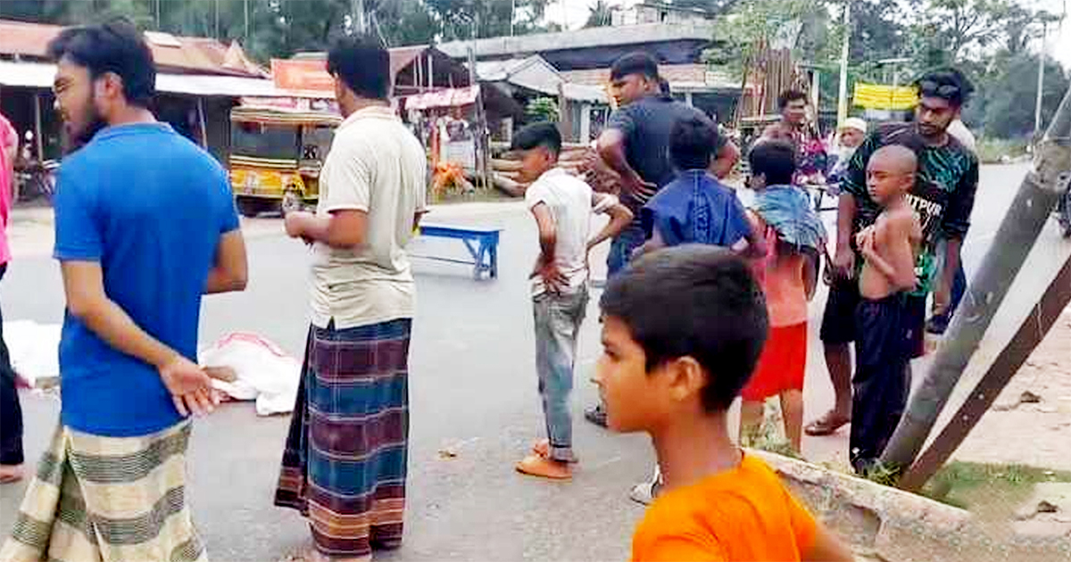 শুক্রবার দুপুরে সাতক্ষীরা-খুলনা আঞ্চলিক মহাসড়কের কুমিরার কদমতলা মোড়ে দুর্ঘটনায় নিহত হন মা-ছেলে। ছবি: সংগৃহীত